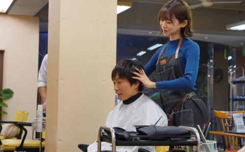 旦那とヘアサロンをやっている人妻美容師はタイプのお客さんを見つけると中出しをおねだりｗ