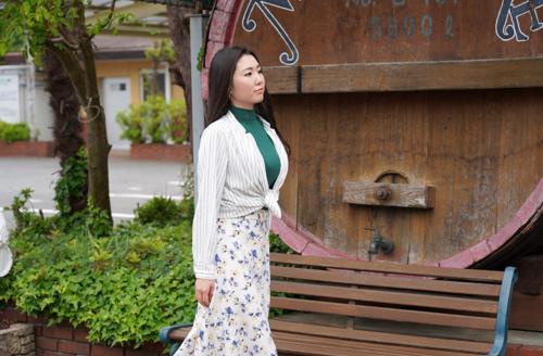 熟れた色気が溢れ出る体と誰もが振り返る美貌を持った人妻と中出し不倫旅行！