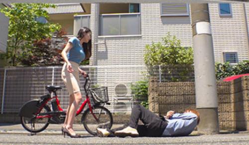 自転車にぶつかられた相手は美人な巨乳人妻だったから自宅まで行って体で慰謝料払ってもらったｗ