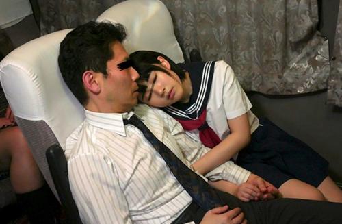 男を求めて夜行バスに乗り込む痴女ＪＫ！隣に座った男にエッチな悪戯ｗ