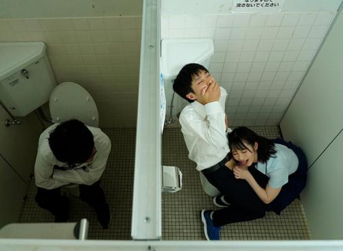 トイレに突然現れた制服姿の小悪魔痴女にちんぽを吸われ密室に連れ込まれ濃密SEX！！