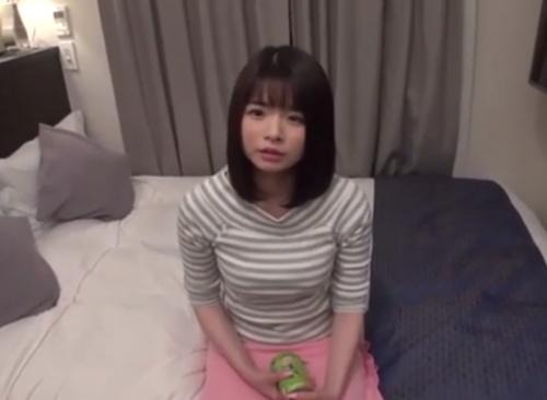 勃起チ〇ポを見ただけで顔を隠すほどのピュアな女子大生と３Ｐ！