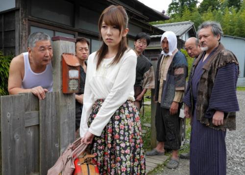 田舎に引っ越して来た美人お姉さんは村中の男たちからエロい目でみられ夜になるたび寝床に...!!