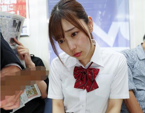 満員電車でバッキバキに勃起したちんぽを目の前に出されて恥ずかしながらも手コキしてくれる美少女JKｗ