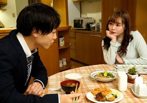 嫁が実家に帰っている10日間の間に幼馴染が家事を手伝ってくれて中出しSEXの手伝いまでしてくれるｗ