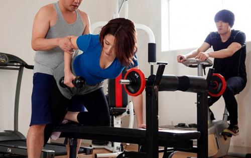 ダイエットの為に通いだしたパーソナルジムのトレーナーと不倫の肉体関係になる淫乱妻！