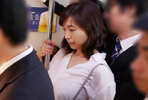 初めて痴漢に遭った熟女は次の駅まで目を閉じて耐えるも痴漢男の欲求を加速させてしまうｗ
