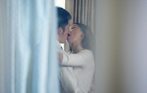 同じマンションに住む夫婦2人組は4人でグループSEXするのが大好きな変態家族！