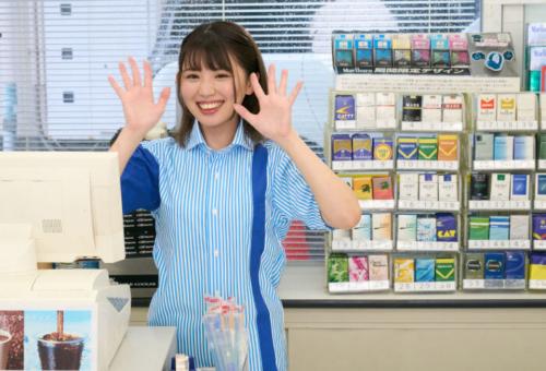 新しくロー〇ンに入ったアルバイトの娘はバイト中でも先輩のチンポをフェラチオしちゃう淫乱女ｗ