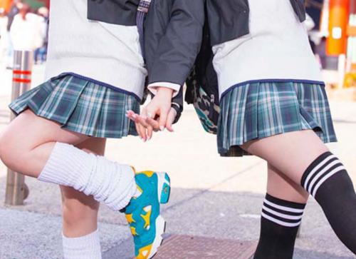 修学旅行でクラスにいる陰キャ男子の童貞チンポでハメまくる陽キャなビッチJKｗ
