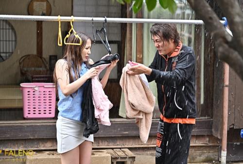 突然の雨でびしょ濡れになり普段の厚化粧が落ちてすっぴんになった人妻は従順な肉便器に大変身ｗ