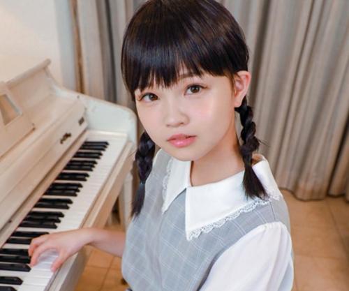 【VR】142cmのロリ顔美少女のピアノレッスン中にパンツの中を触ってキツキツなびしょ濡れマンコに生挿入！