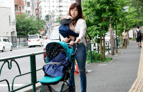 育児に奮闘中のママはストレス発散の捌け口もなくセックスレスだから子供を預かってもらってる1時間で不倫SEXｗ
