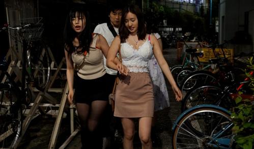 彼女が隣の部屋で寝てるのに泥酔した巨乳の先輩二人にチンポをいじられ我慢できずに中出しSEX！