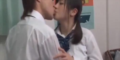 女性高生、忍耐できず口腔愛撫施しする。