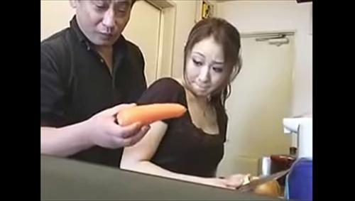 魅力的な胸を持つ家政婦にいたずらされる独居男性。