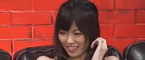 やせた体型がセクハラインタビューによって徐々に脚を広げられ、美しい箇所を責められる。