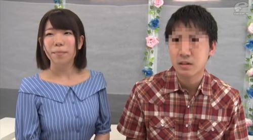 男友達と一緒に胸部を調べ、徐々に感性に訴える雰囲気で全裸になる。