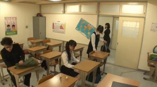 略奪されそうな内気な男性が、目覚めて色っぽくなる。