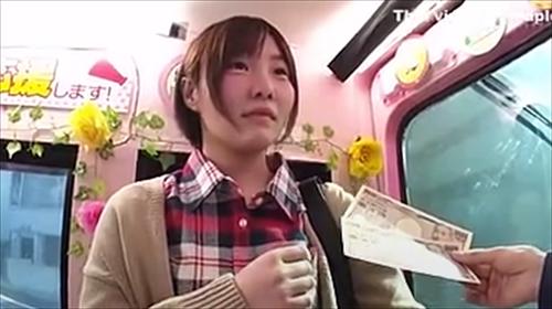 キツい秘所への挿入で子宮内射精、監視費用のかわいい子が、濡れて喘ぎ深呼吸している。