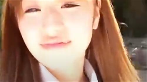 美しい女子高生が濡れた学生服姿に性的に興奮し、ボッキしている。