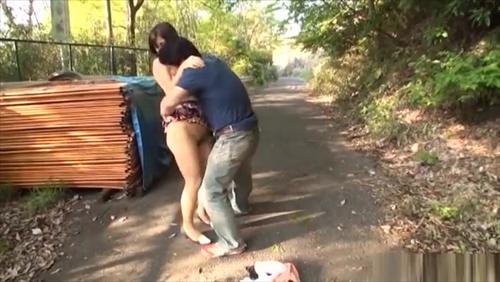 成熟した女性宮部の豊満な胸で、脱いで青姦する。