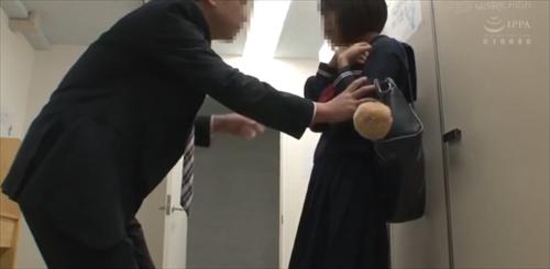 強制猥褻をストップしに到着したプリティーな女子学生