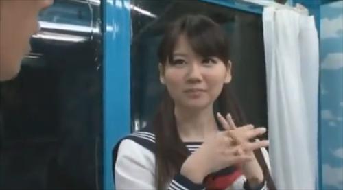 車内の号車で、恥じらいを感じる学生服姿の、真剣な有名人の薄い肌のかわいい女の子がいました。