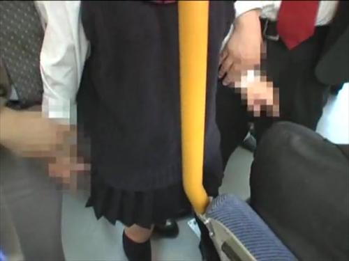 声を出さないまま身体を露出させられると、女子高生性被害をやめてください。