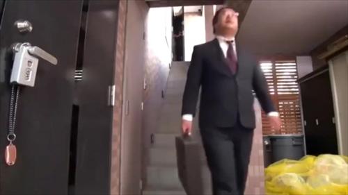 近づく、マンション近くのごみ捨て場で隣の住人の魅力的な妻がスカートめくり胸チラ。