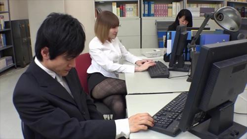 背後で立っていると挿入に興奮する年上女性たち。