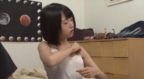妹は貧弱な胸を持っているのに、その胸の感覚が非常に敏感なので、乳首に触れると絶叫します。