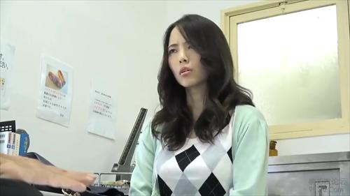 鳴き声を出し、セクシーな笑顔で、異性に支配された男性器をしゃぶる。