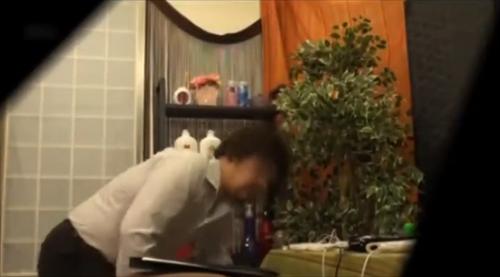 突き飛ばされて追いつめられ、快感に声を上げて絶頂ｗ