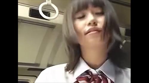 サラリーマンが生徒に誘惑され、通学バスでズボン脱ぎ。
