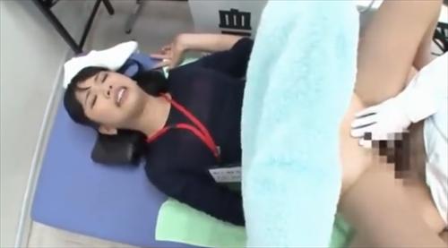 診察で医師に性器を扱かれて挿入されて中出しされる。