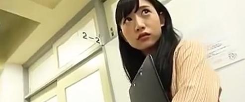 ロリータ美女教諭が生徒に脅かされ、裸で破廉恥な扱いを受け性的奴隷になる。