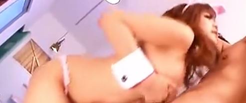 唾液たっぷりのウサギが、乳首をなめながらセクシーな女性の責任を問う。