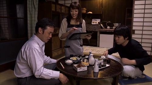 出でくる男は、甲冑と巨大な軍配を持って村を救援する。