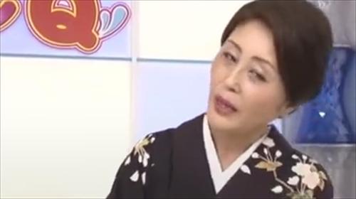肉体関係を持つ女性たちが質問に挑み、恋人が挿入されて敗北する。