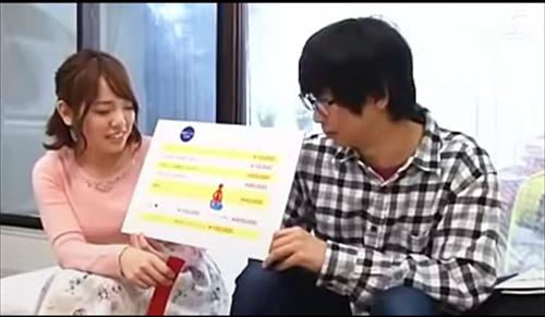 彼氏の友人との密室で、美しい女子大生が初めての性交を持ち、彼をマジックミラーの外に待たせる。