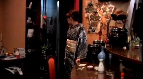 バスト居酒屋のママが客のチンコでシコシコと感じまくる