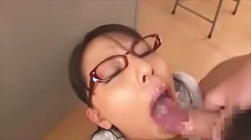女性講師や生徒達の前で靴を脱いで淫らな行為をする。