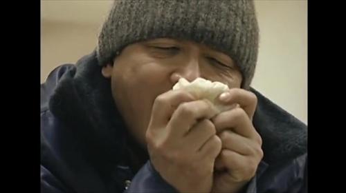 ヘンリー塚本は性的強要でパンティを取られた。