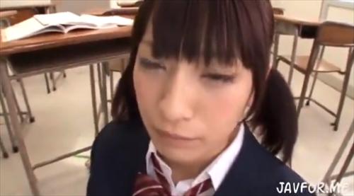顔を歪めて口内性交をし、よだれを垂らしながら崩れる