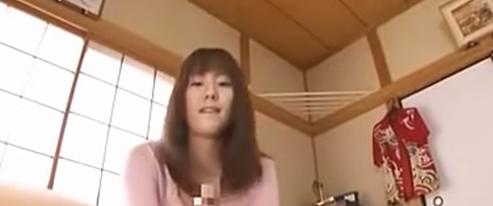 お尻に挿入しているのを見てピンクのボランティアがお尻の穴が公開されたので介助を開始した。