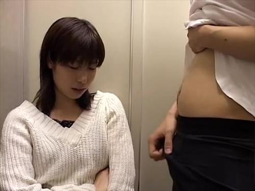 鑑賞係が男性のシコシコをお姉さんに見せる、素人の恥ずかしがり。