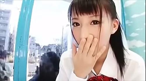 通行人が偶然見かけると激しい、外からは分からないが制服の下には秘密がある。