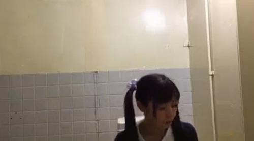 強姦される、排泄するが強姦のスイッチ学生がお手洗いで用足し中に扉をくる