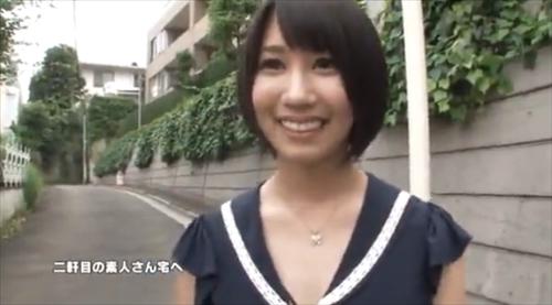 有名女優が自宅に来る夢を実現し、魅惑的な笑顔の痴女。